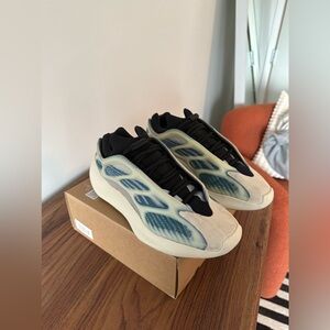 Used in good condition - Adidas yeezy 700 v3 kyanite, size 6.5 (Men)